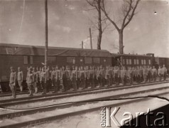 1915, Lwów, Austro-Węgry.
Żołnierze austriaccy obok pociągu na dworcu kolejowym.
Fot. NN, zbiory Ośrodka KARTA, udostępnił Jurij Karpenczuk