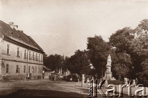 Około 1914, prawdopodobnie Przemyśl, Austro-Węgry.
Pomnik Adama Mickiewicza na skwerku.
Fot. NN, zbiory Ośrodka KARTA