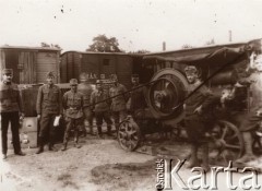 1915, Lwów, Austro-Węgry.
Austriaccy żołnierze na stacji kolejowej obok urządzenia, w tle wagony Pociągu.
Fot. NN, zbiory Ośrodka KARTA, udostępnił Jurij Karpenczuk