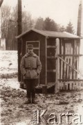 1915, Lwów, Austro-Węgry.
Austriacki żołnierz przed drewnianą budką.
Fot. NN, zbiory Ośrodka KARTA, udostępnił Jurij Karpenczuk