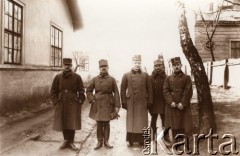 1915, Lwów, Austro-Węgry.
Żołnierze austriaccy, w środku stoi kapelan.
Fot. NN, zbiory Ośrodka KARTA, udostępnił Jurij Karpenczuk