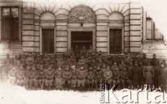 1915, Lwów, Austro-Węgry.
Grupa austriackich żołnierzy przed budynkiem, w środku siedzą dwie kobiety w mundurach i ksiądz kapelan.
Fot. NN, zbiory Ośrodka KARTA, udostępnił Jurij Karpenczuk