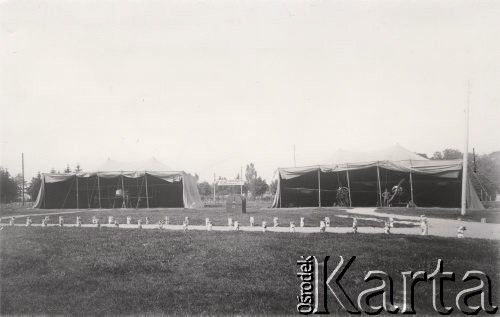 1916, Lwów, Austro-Węgry.
Teren Wystawy Krajowej, samoloty w namiotach.
Fot. NN, zbiory Ośrodka KARTA, udostępnił Jurij Karpenczuk