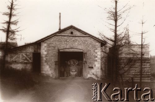 1915, Lwów, Austro-Węgry.
Otwarte drzwi budynku, w środku maszyna i austriaccy żołnierze.
Fot. NN, zbiory Ośrodka KARTA, udostępnił Jurij Karpenczuk