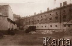 1915, Lwów, Austro-Węgry.
Budynek z zakratowanymi oknami, więzienie (?), na dziedzińcu budka strażnicza.
Fot. NN, zbiory Ośrodka KARTA, udostępnił Jurij Karpenczuk