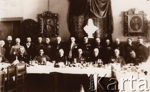 1915, Lwów, Austro-Węgry.
Austriaccy oficerowie i hierarchowie kościoła katolickiego, trzeci od lewej siedzi arcybiskup lwowski Józef Bilczewski.
Fot. NN, zbiory Ośrodka KARTA, udostępnił Jurij Karpenczuk