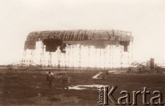 1915, Lewandówka k/Lwowa, Austro-Węgry.
Lotnisko, hangar zniszczony Podczas działań wojennych, na pierwszym planie cywil i austriacki żołnierz z karabinem.
Fot. NN, zbiory Ośrodka KARTA, udostępnił Jurij Karpenczuk