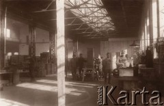 1915, Lwów, Austro-Węgry.
Dworzec kolejowy, austriaccy żołnierze Podczas pracy w warsztacie.
Fot. NN, zbiory Ośrodka KARTA, udostępnił Jurij Karpenczuk
