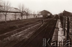 1915, Lwów, Austro-Węgry.
Stacja kolejowa, austriacki żołnierz z karabinem (wartownik?) na torach kolejowych, z prawej rampa do załadunku towarów.
Fot. NN, zbiory Ośrodka KARTA, udostępnił Jurij Karpenczuk