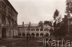 1915, Lwów, Austro-Węgry.
Zniszczone budynki (fabryka?), na dziedzińcu trzej cywile i austriacki żołnierz.
Fot. NN, zbiory Ośrodka KARTA, udostępnił Jurij Karpenczuk