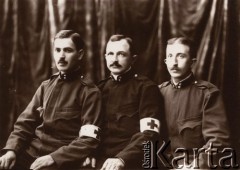 1915, Lwów, Austro-Węgry.
Austriaccy żołnierze, dwaj noszą opaski Czerwonego Krzyża.
Fot. NN, zbiory Ośrodka KARTA, udostępnił Jurij Karpenczuk