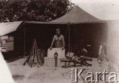 1915, Lwów, Austro-Węgry.
Broń przed namiotem, za karabinem maszynowym stoi austriacki żołnierz.
Fot. NN, zbiory Ośrodka KARTA, udostępnił Jurij Karpenczuk
