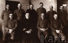 1916-1918, Lwów, Austro-Węgry.
Grupa austriackich oficerów, drugi z lewej siedzi ksiądz kapelan, obok niego oficer z krzyżem Karl-Truppenkreuz, przyznawanym wszystkim żołnierzom, którzy służyli na froncie min. 12 miesięcy i brali udział przynajmniej w jednej bitwie. Odznaczenie zostało ustanowione 13 grudnia 1916 roku.
Fot. NN, zbiory Ośrodka KARTA, udostępnił Jurij Karpenczuk