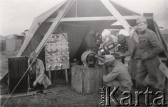 1915, Lwów, Austro-Węgry.
Austriaccy żołnierze przy urządzeniach elektrycznych.
Fot. NN, zbiory Ośrodka KARTA, udostępnił Jurij Karpenczuk