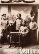 1914-1915, Lwów.
Pięciu rosyjskich żołnierzy, fotografia gabinetowa.
Fot. NN, zbiory Ośrodka KARTA, udostępnił Jurij Karpenczuk