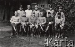 1915, Lwów, Austro-Węgry.
Grupa oficerów austriackiej kawalerii i pies, oficer siedzący jako trzeci od lewej ma na piersi Złoty krzyż Franciszka Józefa.
Fot. NN, zbiory Ośrodka KARTA, udostępnił Jurij Karpenczuk