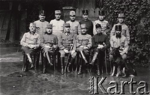 1915, Lwów, Austro-Węgry.
Grupa oficerów austriackiej kawalerii i pies, oficer siedzący jako trzeci od lewej ma na piersi Złoty krzyż Franciszka Józefa.
Fot. NN, zbiory Ośrodka KARTA, udostępnił Jurij Karpenczuk