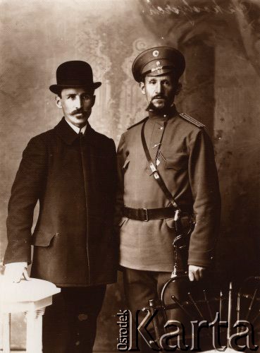 1914-1915, Lwów.
Rosyjski żołnierz i cywil w meloniku.
Fot. NN, zbiory Ośrodka KARTA, udostępnił Jurij Karpenczuk