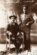 1914-1915, Lwów.
Rosyjski żołnierz Jarcew i cywil w marynarce i kapeluszu.
Fot. NN, zbiory Ośrodka KARTA, udostępnił Jurij Karpenczuk