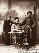 1914-1915, Lwów.
Rosyjski żołnierz (kozak?), mężczyzna w cywilnym ubraniu i chłopiec w palcie.
Fot. NN, zbiory Ośrodka KARTA, udostępnił Jurij Karpenczuk
