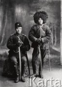 1914-1915, Lwów.
Dwaj żołnierze rosyjscy (kozacy ?) z szablami.
Fot. NN, zbiory Ośrodka KARTA, udostępnił Jurij Karpenczuk