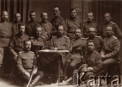 1914-1915, Lwów.
Grupa rosyjskich oficerów, niektórzy z szablami.
Fot. NN, zbiory Ośrodka KARTA, udostępnił Jurij Karpenczuk