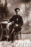 1914-1915, Lwów.
Rosyjski żandarm odznaczony dwoma medalami, portret.
Fot. NN, zbiory Ośrodka KARTA, udostępnił Jurij Karpenczuk