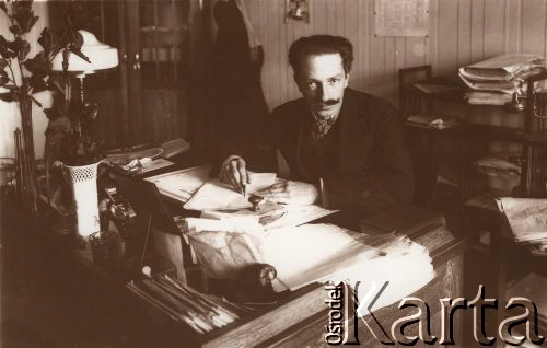 1916, Lwów, Austro-Węgry.
Urzędnik siedzący za biurkiem.
Fot. NN, zbiory Ośrodka KARTA, udostępnił Jurij Karpenczuk