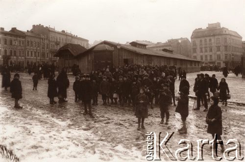 1914-1915, Lwów.
Grupa dzieci z garnkami i menażkami na placu przed budynkiem.
Fot. NN, zbiory Ośrodka KARTA, udostępnił Jurij Karpenczuk