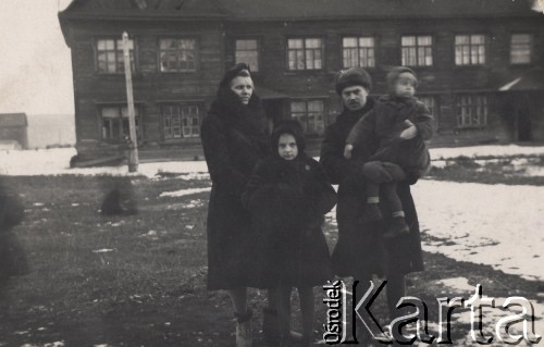 1950-1951, Swirsk, Irkucki obwód, ZSRR.
Rodzina Orszewskich wywieziona z Bukiszek na Syberię, w tle dom, w którym Orszewscy mieszkali na zesłaniu.
Fot. Michał Orszewski, zbiory Ośrodka KARTA, udostępniła Otylia Borzuchowska.

