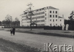 Przed 1955, Swirsk, Irkucki obwód, ZSRR.
Budynek szkoły średniej, największy w mieście.
Fot. Michał Orszewski, zbiory Ośrodka KARTA, udostępniła Otylia Borzuchowska.


