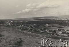 Przed 1955, Swirsk, Irkucki obwód, ZSRR.
Panorama Swirska, dolny bieg rzeki Angary, z prawej w lesie widoczne budynki fabryki akumulatorów.
Fot. NNN, zbiory Ośrodka KARTA, udostępniła Otylia Borzuchowska.

