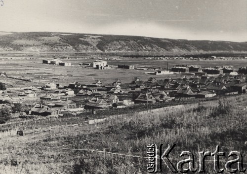 Przed 1955, Swirsk, Irkucki obwód, ZSRR.
Fragment miasta, widok w stronę górnego biegu rzeki.
Fot. Michał Orszewski, zbiory Ośrodka KARTA, udostępniła Otylia Borzuchowska.

