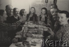 Przed 1955, Swirsk, Irkucki obwód, ZSRR.
Spotkanie towarzyskie, grupa osób przy stole.
Fot. Michał Orszewski, zbiory Ośrodka KARTA, udostępniła Otylia Borzuchowska.

