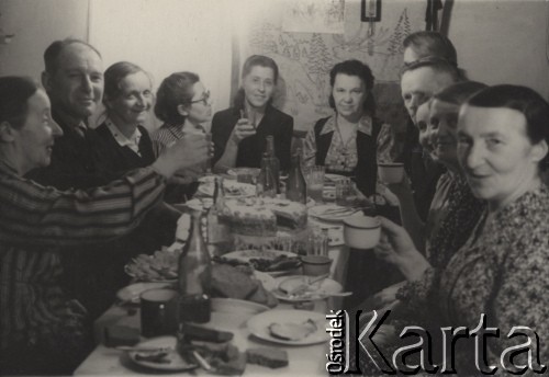 Przed 1955, Swirsk, Irkucki obwód, ZSRR.
Spotkanie towarzyskie, grupa osób przy stole.
Fot. Michał Orszewski, zbiory Ośrodka KARTA, udostępniła Otylia Borzuchowska.

