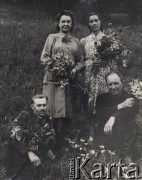 Przed 1955, Swirsk, Irkucki obwód, ZSRR.
Zesłańcy z kwiatami lilii, stoją panie Dłuska (z prawej) i Kozłowska, z lewej leży Michał Orszewski, obok niego Dłuski.
Fot. Michał Orszewski, zbiory Ośrodka KARTA, udostępniła Otylia Borzuchowska.

