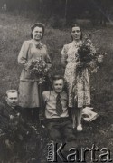 Przed 1955, Swirsk, Irkucki obwód, ZSRR.
Zesłańcy z kwiatami lilii, stoją panie Dłuska (z prawej) i Kozłowska, z lewej leży Michał Orszewski.
Fot. Michał Orszewski, zbiory Ośrodka KARTA, udostępniła Otylia Borzuchowska.

