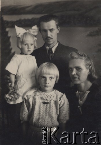 1949, brak miejsca, ZSRR.
Rodzina Orszewskich przed deportacją na Syberię.
Fot. NN, zbiory Ośrodka KARTA, udostępniła Otylia Borzuchowska.

