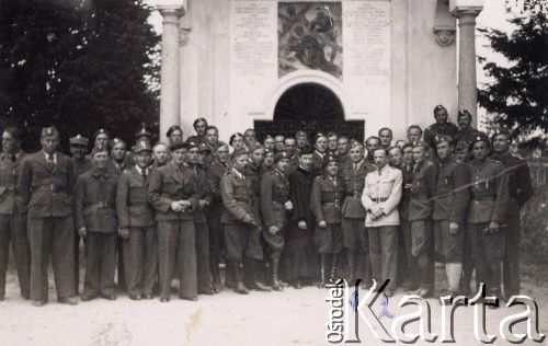 Lata 40-te, brak miejsca.
Grupa polskich żołnierzy przed kaplicą.
Fot. NN, zbiory Ośrodka KARTA