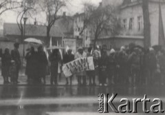 Maj - Listopad 1982, Jelenia Góra, Polska.
Niezależna manifestacja, grupa osób z transparentem 