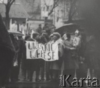 Maj - Listopad 1982, Jelenia Góra, Polska.
Niezależna manifestacja, grupa osób z transparentem 