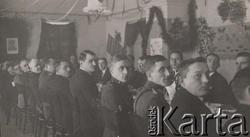 1918-1939, Polska.
Grupa mężczyzn przy stole.
Fot. NN, zbiory Ośrodka KARTA, kolekcję Dominika Piotrowskiego udostępnił Jan Rutkiewicz
 
