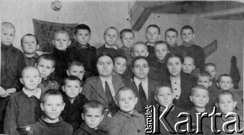 Brak daty, ZSRR.
Grupa chłopców z opiekunkami.
Fot. NN, zbiory Ośrodka KARTA, udostępnił Jerzy Kułak
