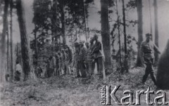Lata 40-te, brak miejsca.
Więźniowie oczekujący na egzekucję, z prawej niemiecki żołnierz.
Fot. NN, zbiory Osrodka KARTA