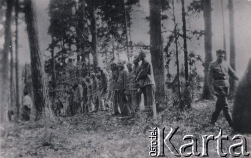 Lata 40-te, brak miejsca.
Więźniowie oczekujący na egzekucję, z prawej niemiecki żołnierz.
Fot. NN, zbiory Osrodka KARTA