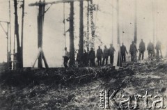 Lata 40-te, brak miejsca.
Więźniowie oczekujący na egzekucję, na pierwszym planie szubienica.
Fot. NN, zbiory Osrodka KARTA