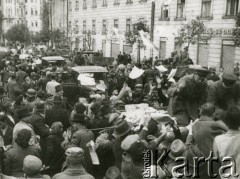 Wrzesień 1939, Lwów, Polska. 
Żołnierze rozdają ludności pierwsze sowieckie gazety.  Kadr z propagandowego filmu Michaiła Romma 