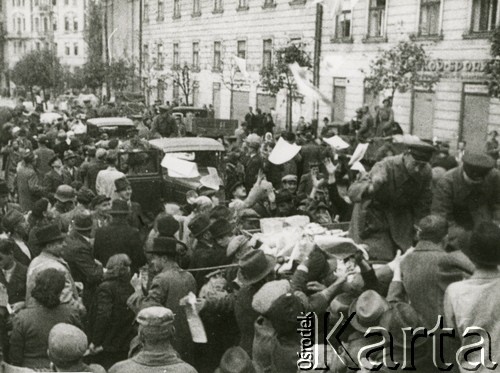 Wrzesień 1939, Lwów, Polska. 
Żołnierze rozdają ludności pierwsze sowieckie gazety.  Kadr z propagandowego filmu Michaiła Romma 