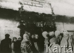 1939-1940, Polska.
Ludzie przed lokalem wyborczym, hasło na ścianie: 