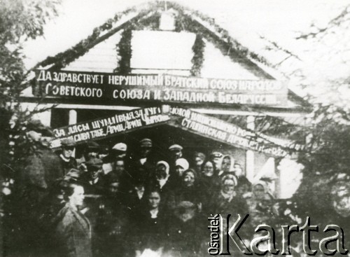Wrzesień 1939, Grudziewicze, pow. Grodno, woj. Białystok, Polska.
Brama zbudowana na powitanie wkraczającej Armii Czerwonej. Hasło na transparencie: 